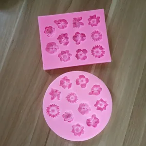 Vue de dessus de deux moules en silicone roses en forme de fleur pour fondant et chocolat.