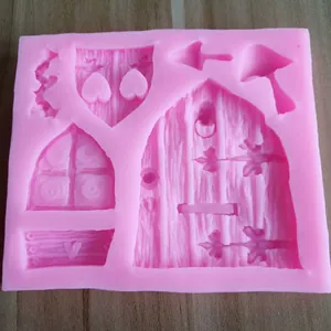 Rosa Silikonform mit Motiven von Pilzhäusern und Holztüren für Fondant und Gebäck