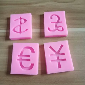 Primer plano de cuatro moldes de silicona rosa con símbolos de moneda para decoración