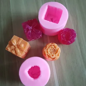 Detalle de los moldes de silicona rosa para formas de rosa y caja de regalo artesanal