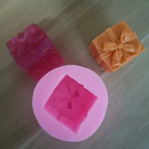 Vista detallada del molde de silicona de caja de regalo con piezas de resina terminadas