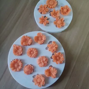 Vista dettagliata di 11 diversi motivi floreali in stampi da forno rotondi in silicone.