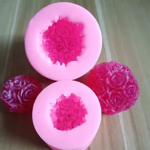 Primer plano de moldes de silicona de bolas de rosas con muestras de velas y decoración.