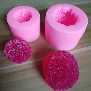 Detalle de los moldes de silicona de bola de rosa y las velas terminadas en dos tamaños