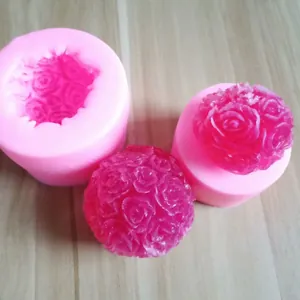 Vista detallada de un molde de silicona de bola de rosa 3D con esfera de cera floral.