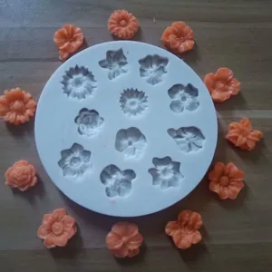 Vista dettagliata di undici diversi motivi floreali in uno stampo in silicone bianco