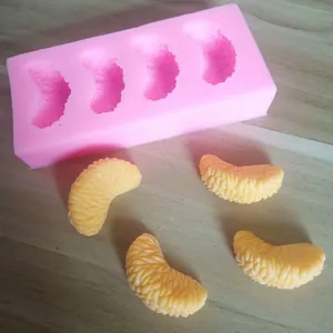 Détail du moule en silicone à 4 segments d'orange avec textures de fruits réalistes.