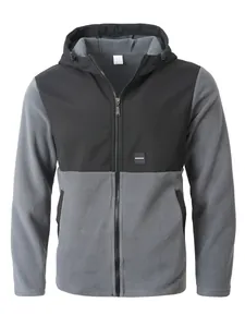 Détail d'une veste à capuche pour homme en polaire bicolore grise et noire avec fermeture.