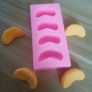 Vue détaillée d'un moule en silicone rose à 4 cavités en forme de tranches d'orange