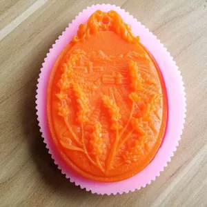 Dettaglio ravvicinato di un rilievo di paesaggio di lavanda in uno stampo di silicone rosa