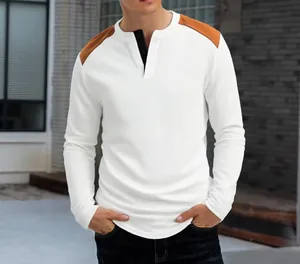 Detail des weißen Waffelstrick-Henley-Shirts mit braunen Schulterklappen und Knöpfen.