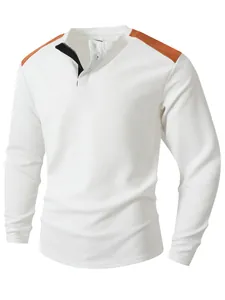 Detailansicht des weißen Waffelstrick-Henley-Shirts für Herren mit Kontrastschultern