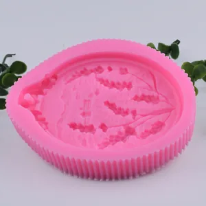 Vista dettagliata di uno stampo in silicone rosa con motivo lavanda per ciondoli per auto.