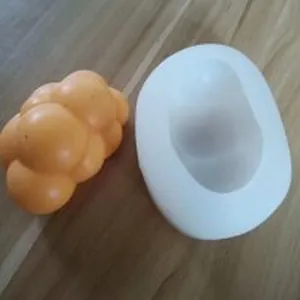 Vue détaillée du moule en silicone durian avec décoration de gâteau orange finie