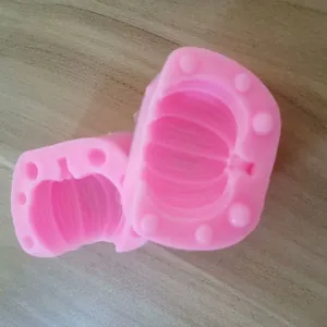 Primo piano di uno stampo in silicone rosa a forma di zucca per torte di Halloween