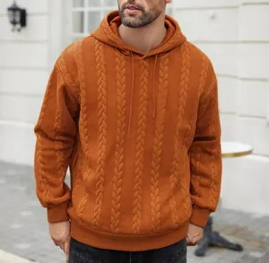 Vue détaillée d'un sweat-shirt à capuche orange pour homme avec motif en maille torsadée tricoté