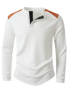 Detailansicht eines weißen Henley-Shirts aus Waffelstrick mit orangefarbenen Schulterbesätzen