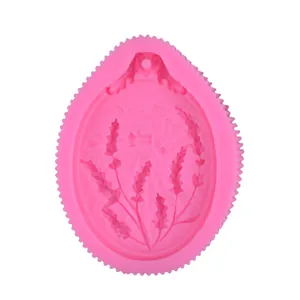 Visuale dettagliata di uno stampo in silicone rosa con motivo lavanda per artigianato