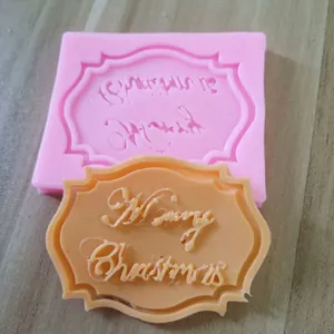 Dettaglio dello stampo in silicone Merry Christmas per dolci e decorazione finita