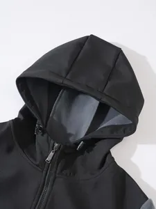 Détail d'une veste à capuche noire avec doublure polaire grise chaude et fermeture