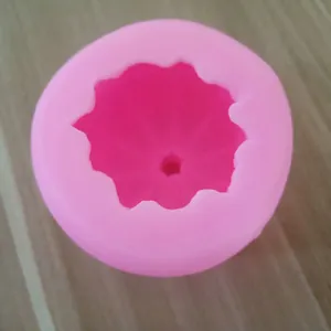 Primo piano dello stampo in silicone rosa a forma di zucca per torte di Halloween