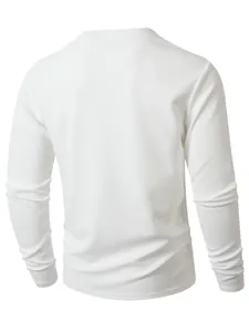 Rückansicht eines weißen langärmeligen Herren-Henley-Shirts aus hochwertigem Waffelstrick