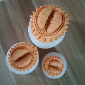 Détail de trois moules en silicone durian de différentes tailles pour gâteaux et bougies DIY