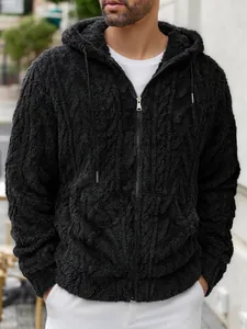 Close-up van de dikke zwarte fleece-textuur en het ritsdetail op deze herenhoodie.