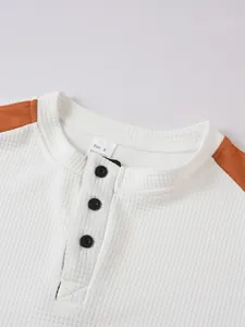 Detailansicht des Henley-Ausschnitts für Herren aus Waffelstrick mit Knöpfen und Patch