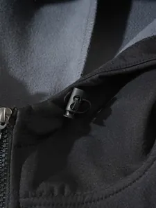 Gros plan du cordon de serrage réglable et de la doublure polaire sur le sweat à capuche noir