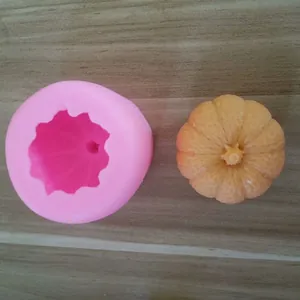 Vista dettagliata di uno stampo in silicone a zucca con un modello di zucca finito