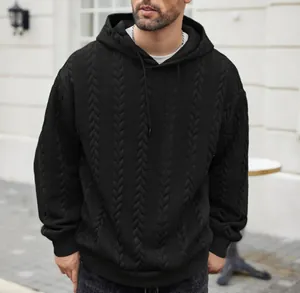 Sweat-shirt à capuche noir décontracté pour homme avec motif jacquard torsadé.