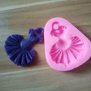 Vista dettagliata dello stampo in silicone a forma di abito con decorazione in fondente