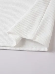 Detailansicht der weißen Waffelstrick-Textur für das langärmelige Herren-Henley-Hemd