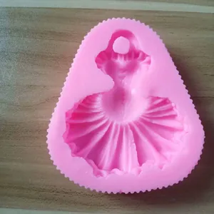 Vista dettagliata dello stampo in silicone rosa a forma di abito per decorare dolci