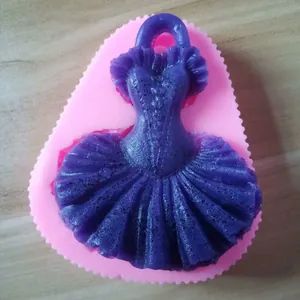 Vista dettagliata di un calco di tutù viola in uno stampo in silicone rosa fai da te.