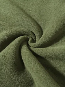 Detailaufnahme des weichen olivgrünen Korallenvlies-Stoffes für Herren Winterjacken-Textur.