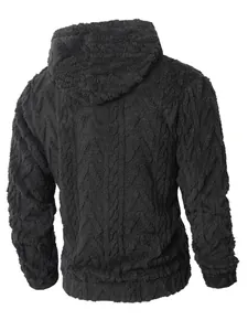 Gedetailleerd achteraanzicht van een zwarte fleece hoodie voor heren met gestreepte textuur