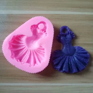 Stampo in silicone dettagliato a forma di vestito per decorazione torte fondente