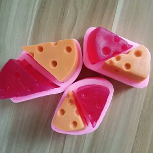 Detailansicht der dreieckigen Käse-Silikonformen für kreative Tortendekorationen