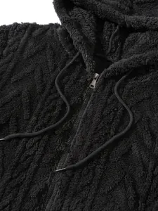 Detailopname van een zwarte fleece hoodie met rits en trekkoorden.