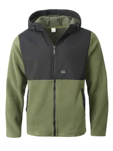 Détail d'un sweat à capuche en polaire bicolore pour homme, vert armée et noir, écusson