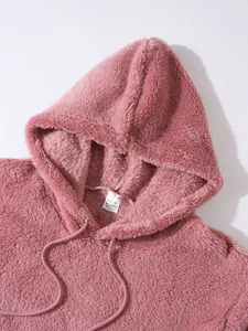 Detailansicht eines rosa flauschigen Kapuzenpullovers mit weicher Fleece-Oberfläche