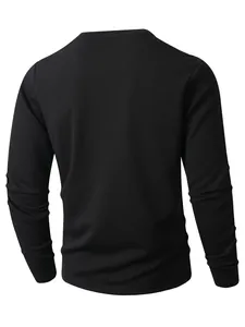 Rückansicht eines schwarzen langärmeligen Freizeit-Shirts mit Waffelstruktur