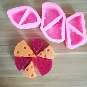Detail von Käse-Silikonformen aus rosa Silikon und fertigen Käsestücken in Orange.