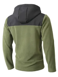 Vue arrière d'une veste à capuche en polaire bicolore vert et noir, texture douce