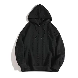 Détail de la texture jacquard noire à torsades sur ce sweat-shirt à capuche pour homme