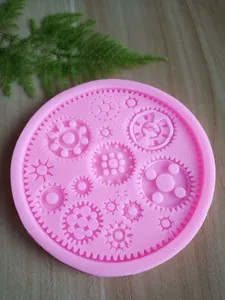Vista macro di intricati motivi di ingranaggi su uno stampo per fondant in silicone