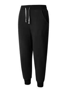 Detalle de pantalones deportivos de forro polar negro para hombre con cordón y puños.