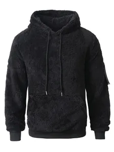 Nahaufnahme der dicken schwarzen Fleece-Textur eines Kapuzenpullovers für Herren